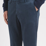 Pantalone slim gabardina di cotone stretch 44 / BLU