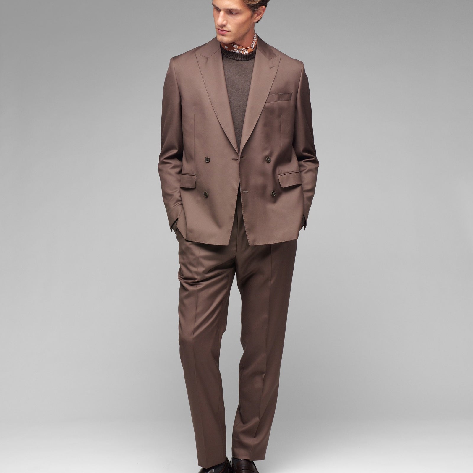 Abito doppiopetto twill lana vergine super 110`s 44 / MARRONE